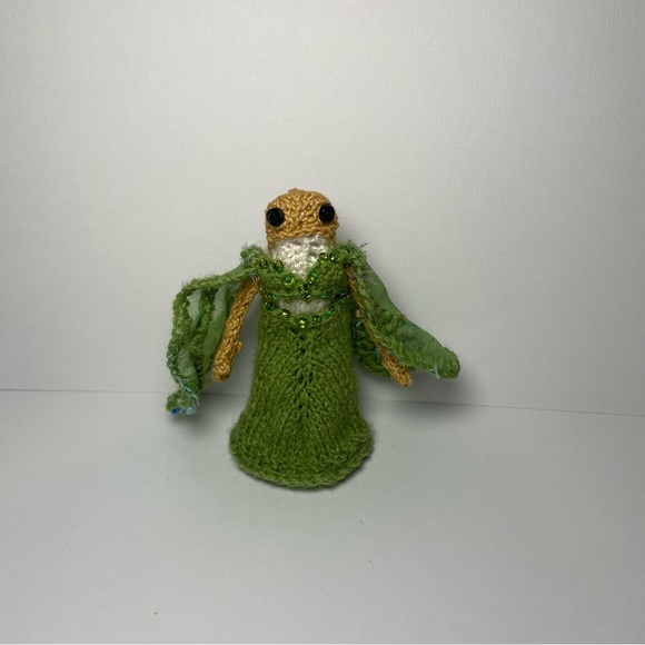 Tiny Microknitted Frog- Folklore - Picture 3 of 13